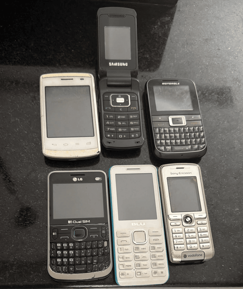Alguns modelos de feature phones que ainda tenho em casa.
